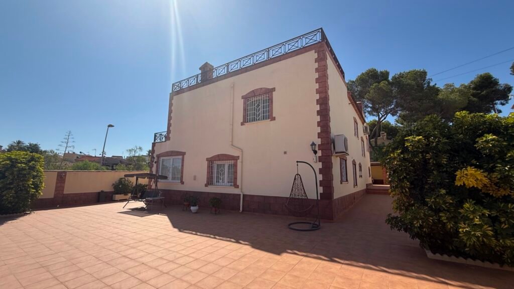 Tilava huvila omalla uima-altaalla – Los Balcones