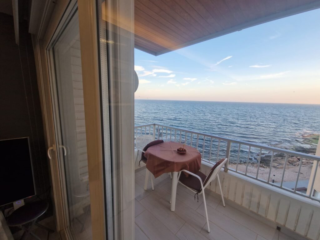 Merinäköalakoti rantakadulla – Torrevieja