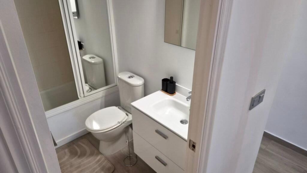 Un intérieur rénové avec vue sur le port – Torrevieja
