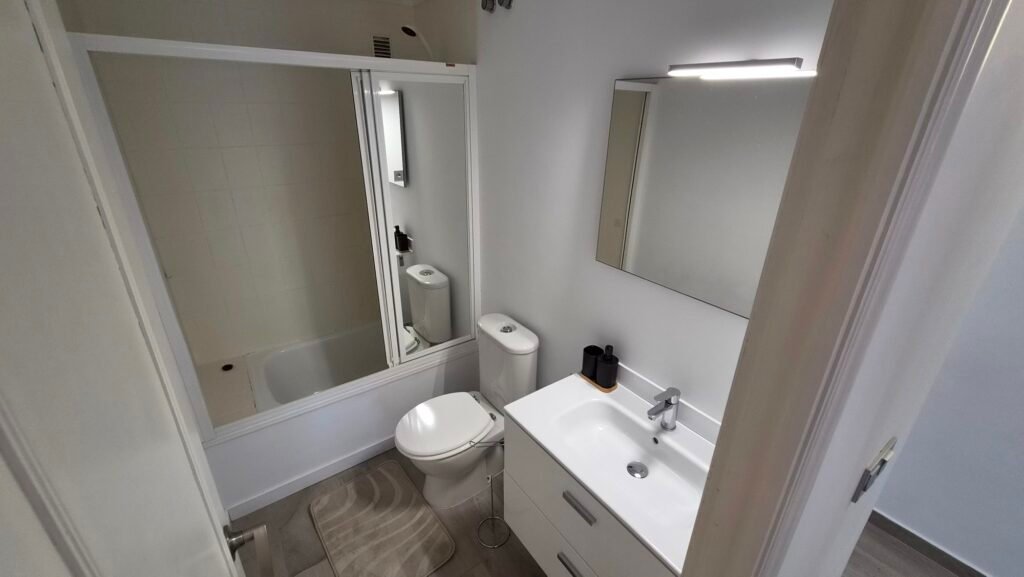 Un intérieur rénové avec vue sur le port – Torrevieja