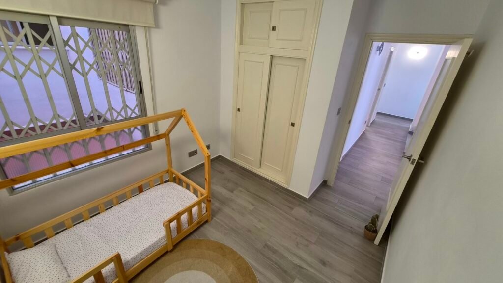 Un intérieur rénové avec vue sur le port – Torrevieja