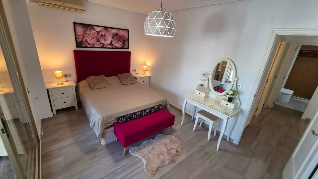 Un intérieur rénové avec vue sur le port – Torrevieja