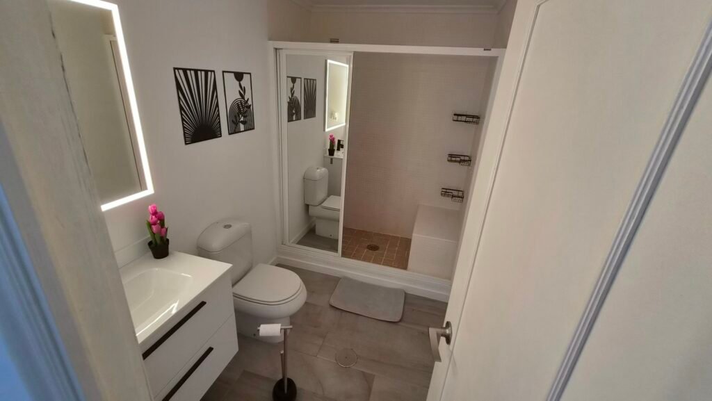 Un intérieur rénové avec vue sur le port – Torrevieja