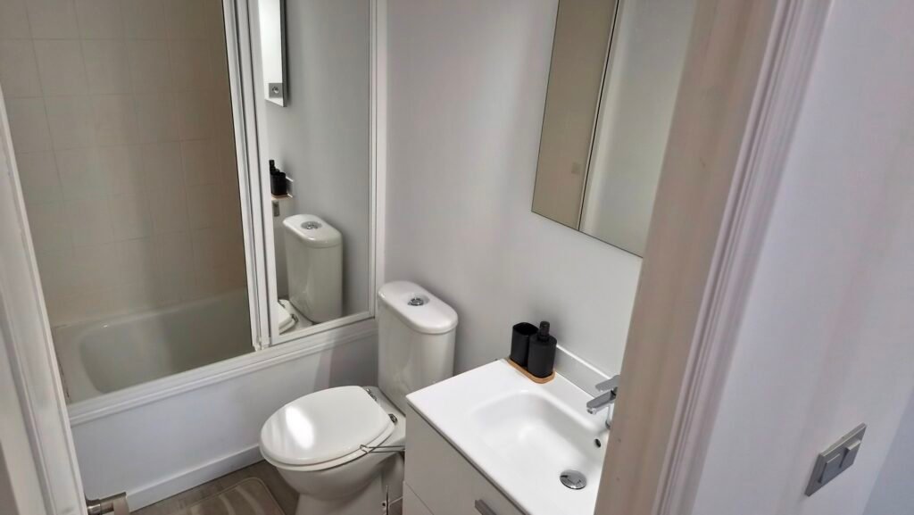 Un intérieur rénové avec vue sur le port – Torrevieja