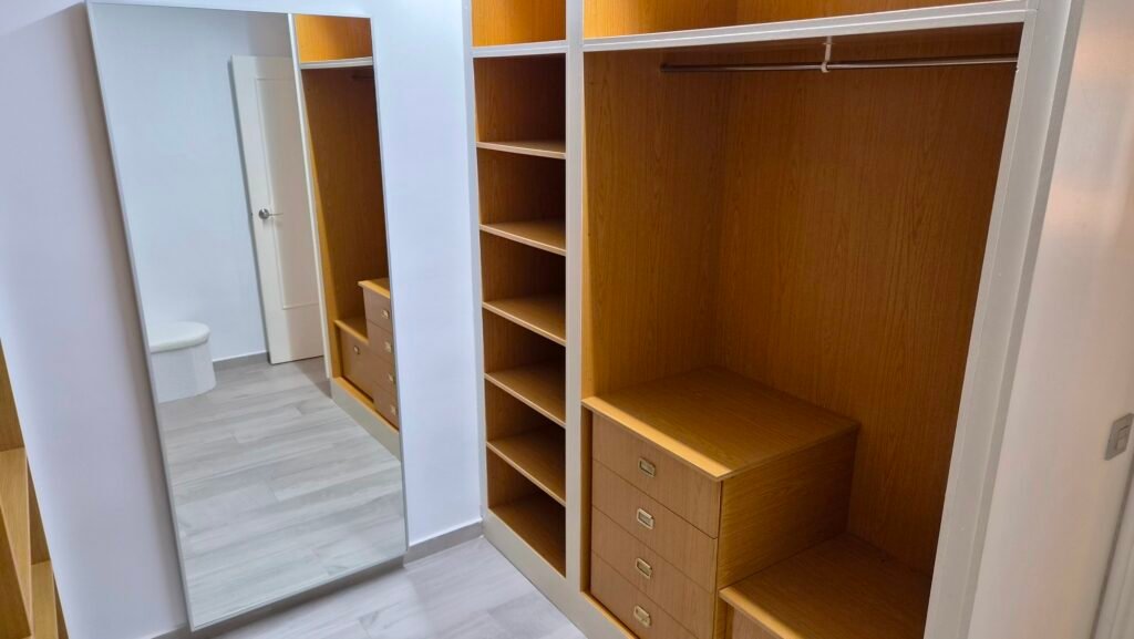 Un intérieur rénové avec vue sur le port – Torrevieja