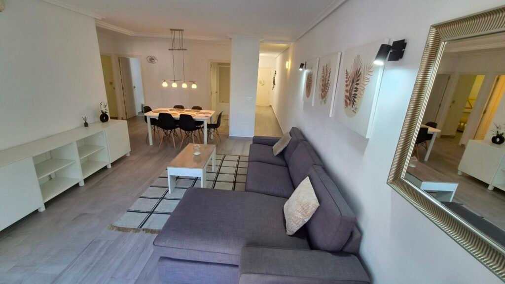 Un intérieur rénové avec vue sur le port – Torrevieja