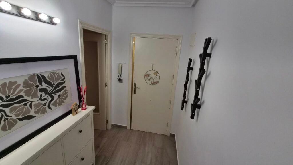 Un intérieur rénové avec vue sur le port – Torrevieja