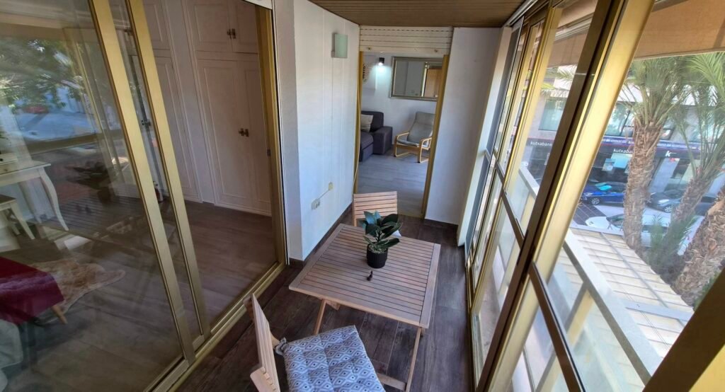 Un intérieur rénové avec vue sur le port – Torrevieja