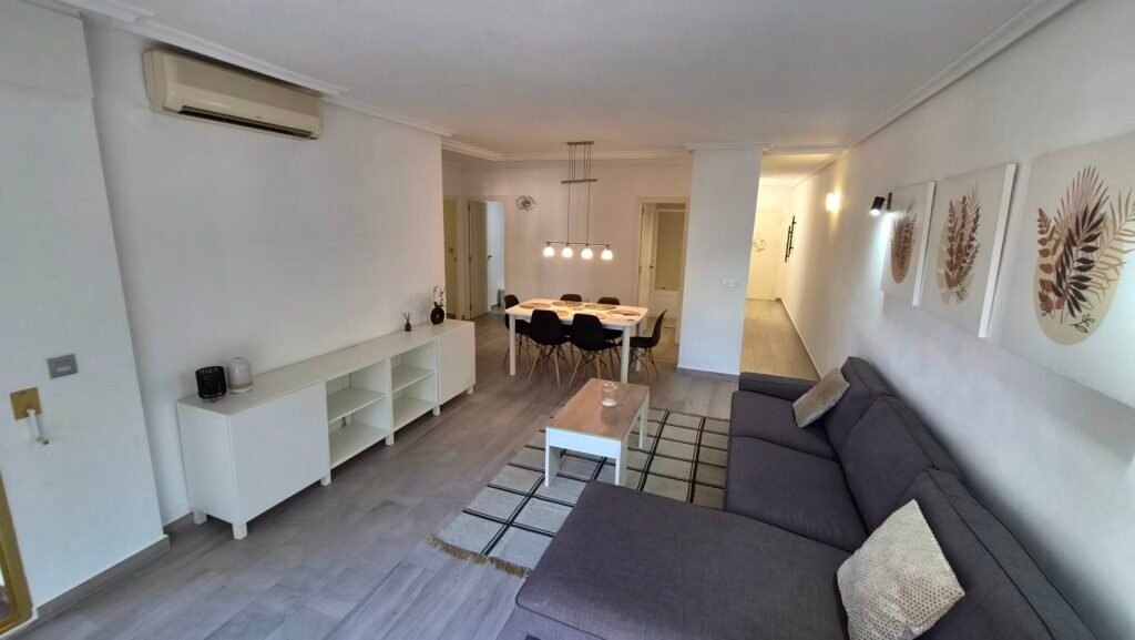 Un intérieur rénové avec vue sur le port – Torrevieja