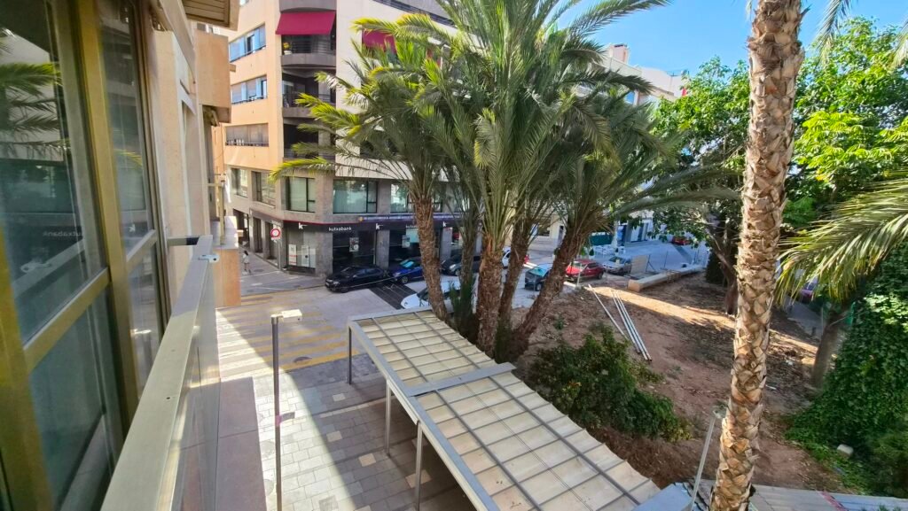Un intérieur rénové avec vue sur le port – Torrevieja