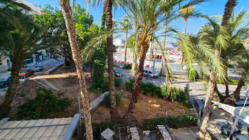 Un intérieur rénové avec vue sur le port – Torrevieja