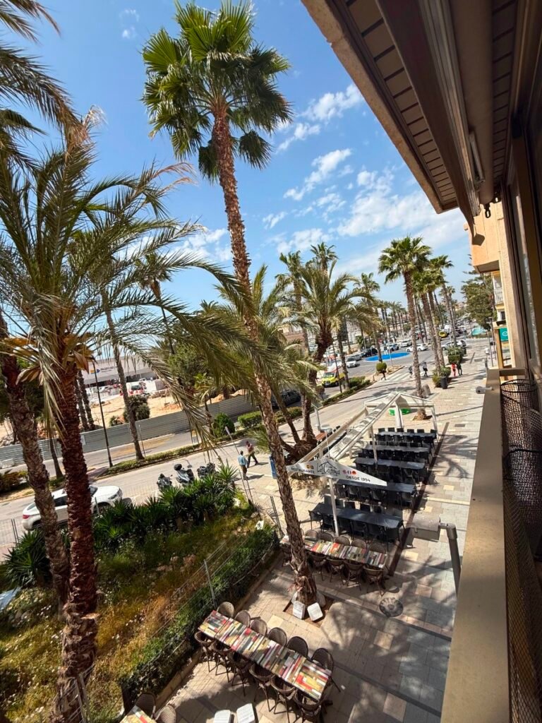 Un intérieur rénové avec vue sur le port – Torrevieja