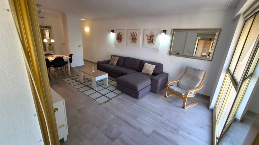 Un intérieur rénové avec vue sur le port – Torrevieja