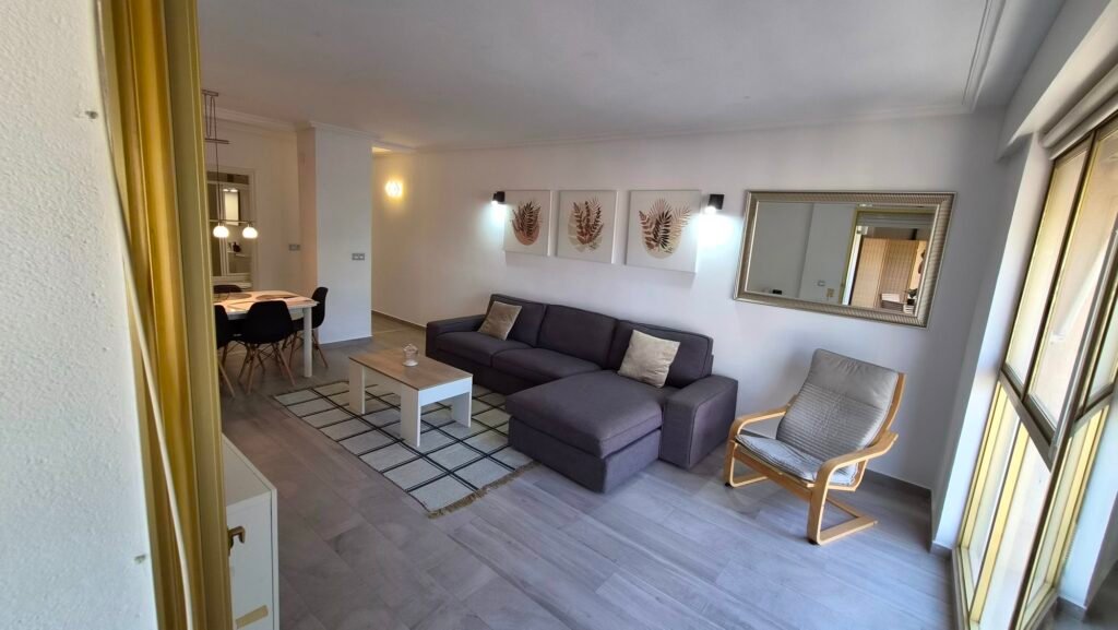 Un intérieur rénové avec vue sur le port – Torrevieja