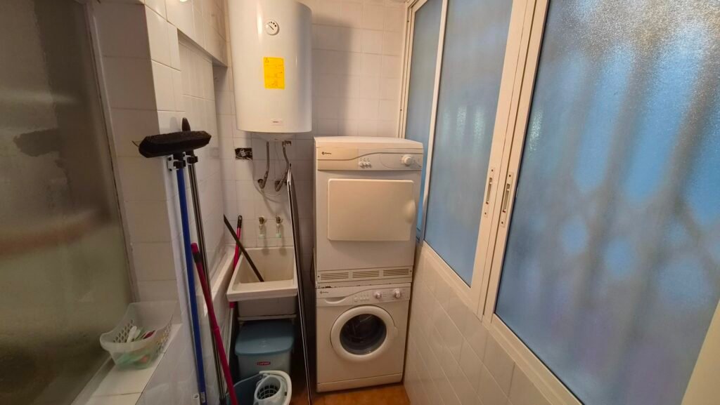 Un intérieur rénové avec vue sur le port – Torrevieja