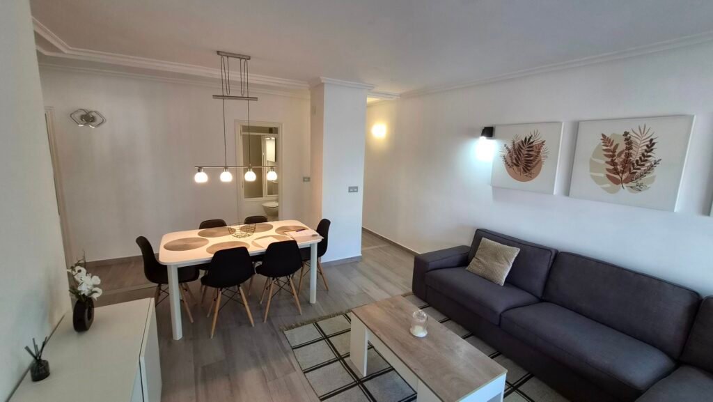 Un intérieur rénové avec vue sur le port – Torrevieja