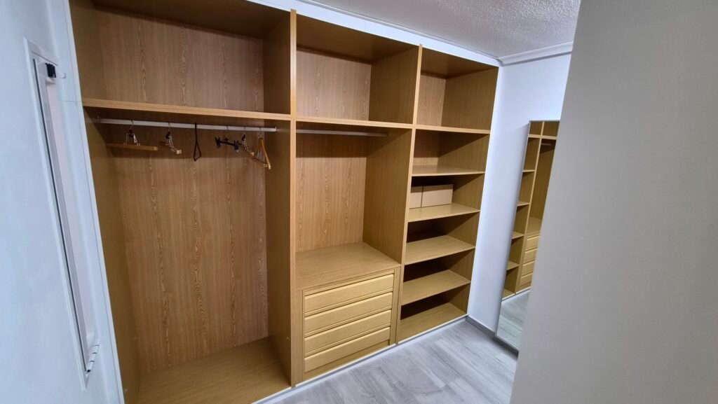 Un intérieur rénové avec vue sur le port – Torrevieja