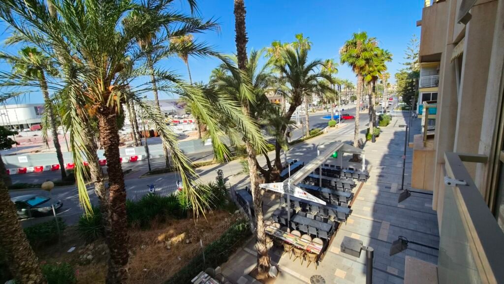 Un intérieur rénové avec vue sur le port – Torrevieja