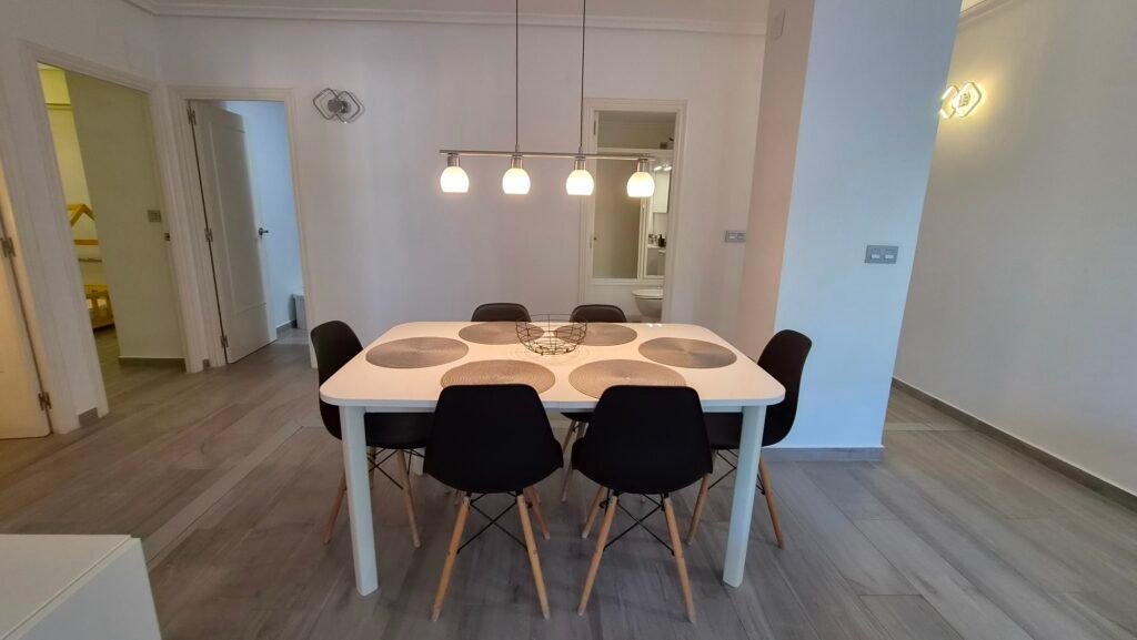 Un intérieur rénové avec vue sur le port – Torrevieja