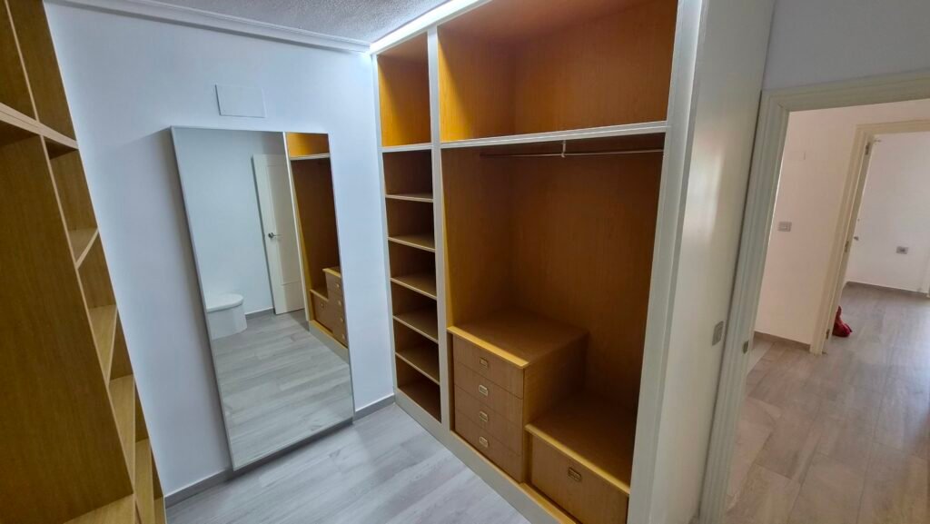 Un intérieur rénové avec vue sur le port – Torrevieja
