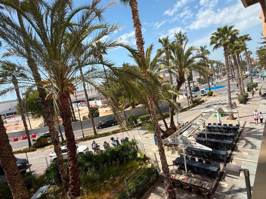 Un intérieur rénové avec vue sur le port – Torrevieja