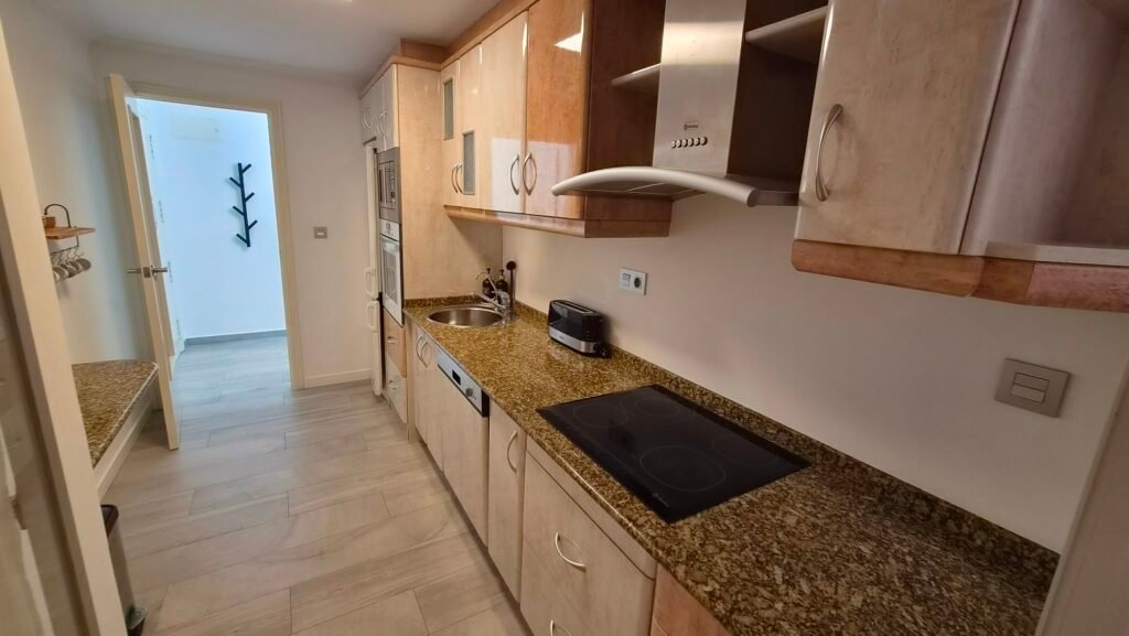 Un intérieur rénové avec vue sur le port – Torrevieja