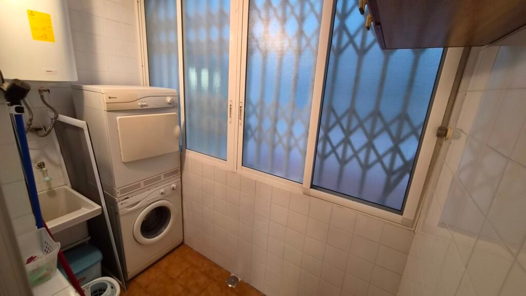 Un intérieur rénové avec vue sur le port – Torrevieja