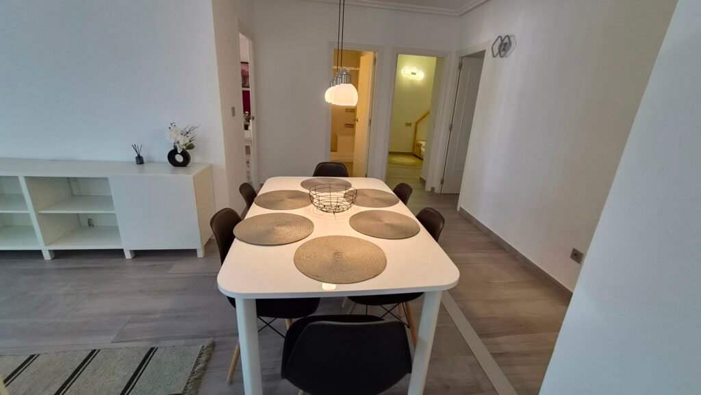 Un intérieur rénové avec vue sur le port – Torrevieja