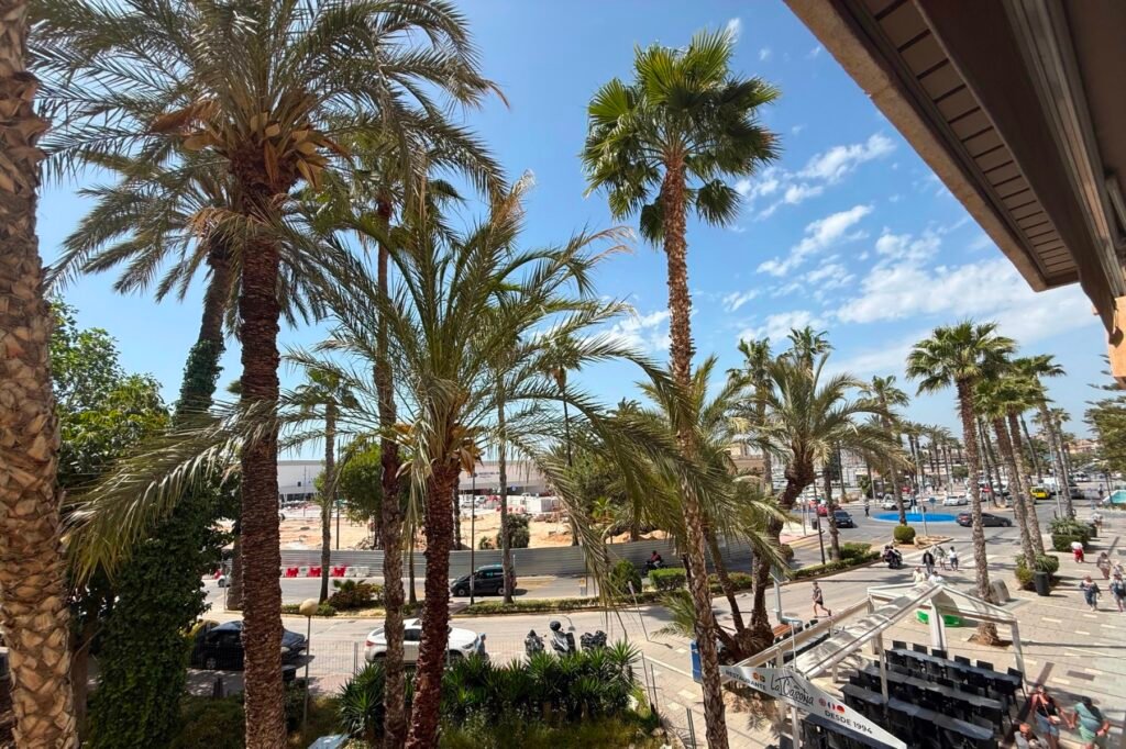 Un intérieur rénové avec vue sur le port – Torrevieja