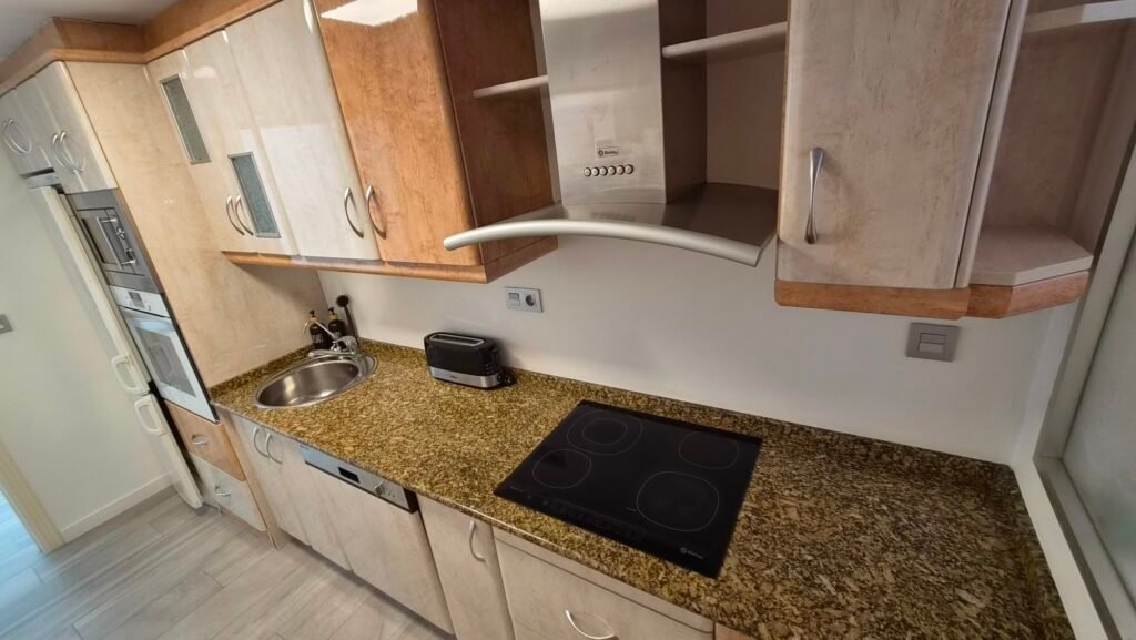 Un intérieur rénové avec vue sur le port – Torrevieja