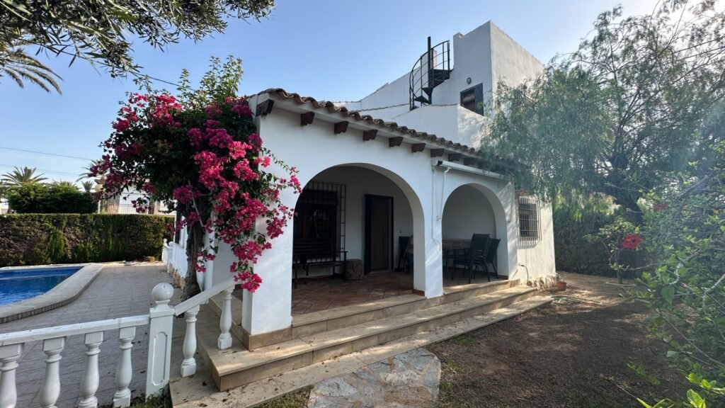 Erdvi vila su privačiu baseinu – Cabo Roig