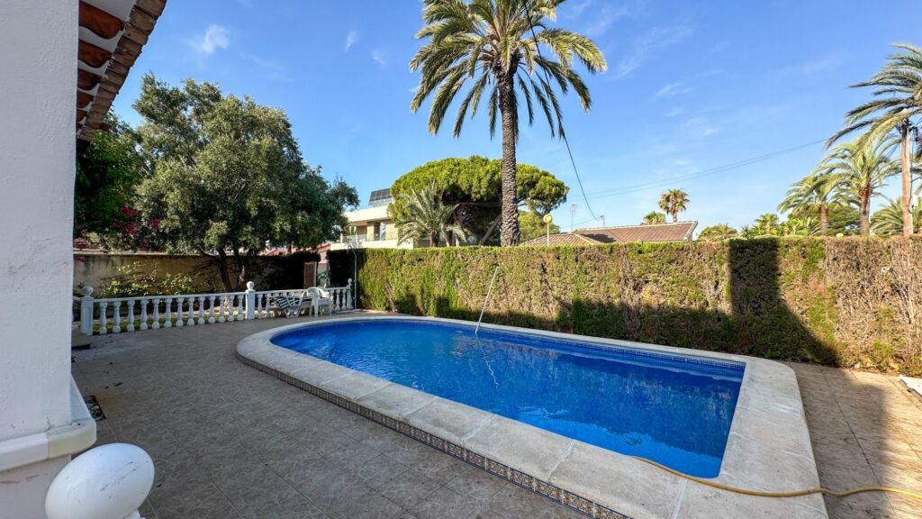Erdvi vila su privačiu baseinu – Cabo Roig