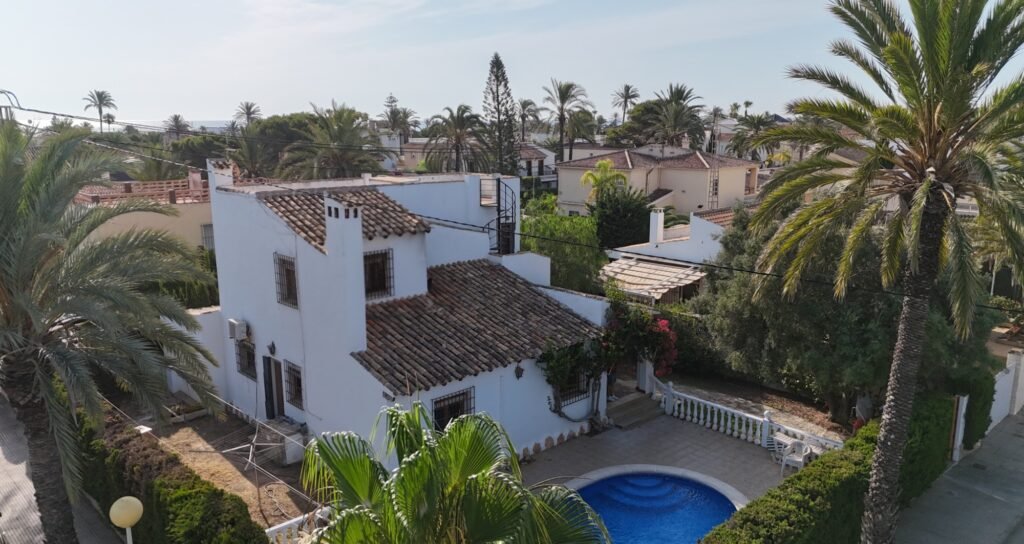 Tilava huvila omalla uima-altaalla – Cabo Roig