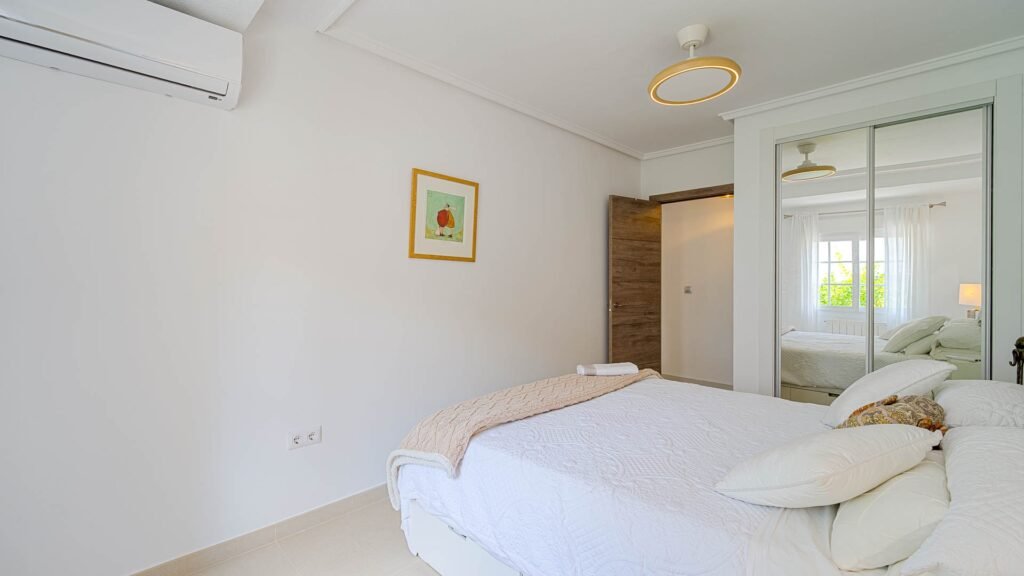 Tilava huvila omalla uima-altaalla – Villamartín