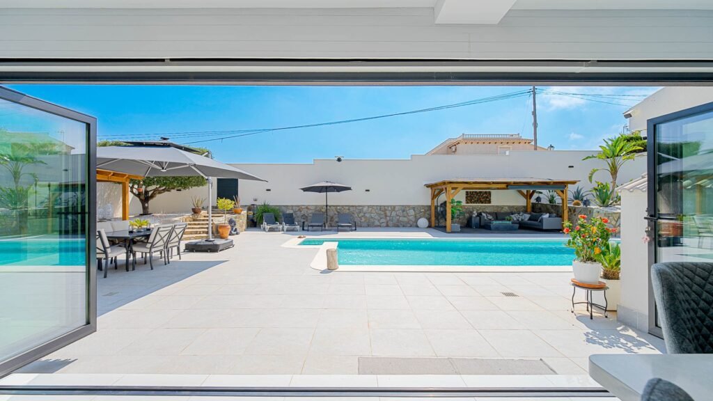 Tilava huvila omalla uima-altaalla – Villamartín