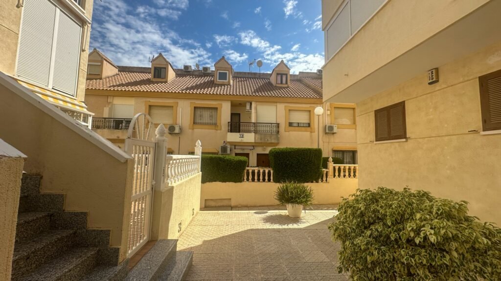 Mājoklis ar privātu dārzu – La Zenia