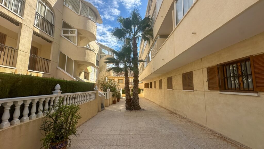 Mājoklis ar privātu dārzu – La Zenia