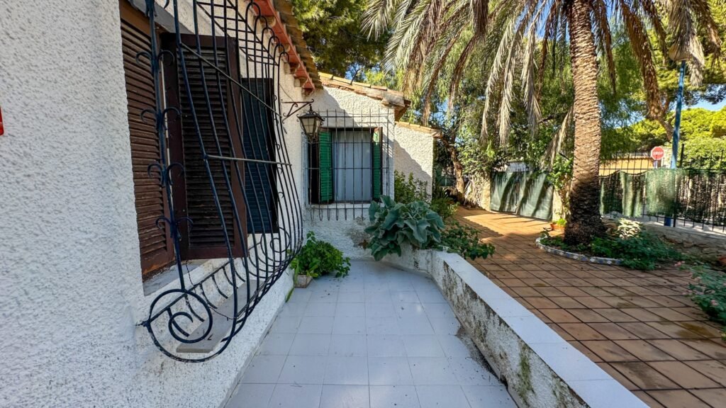 Mediterranean villa near the beach – Punta Prima