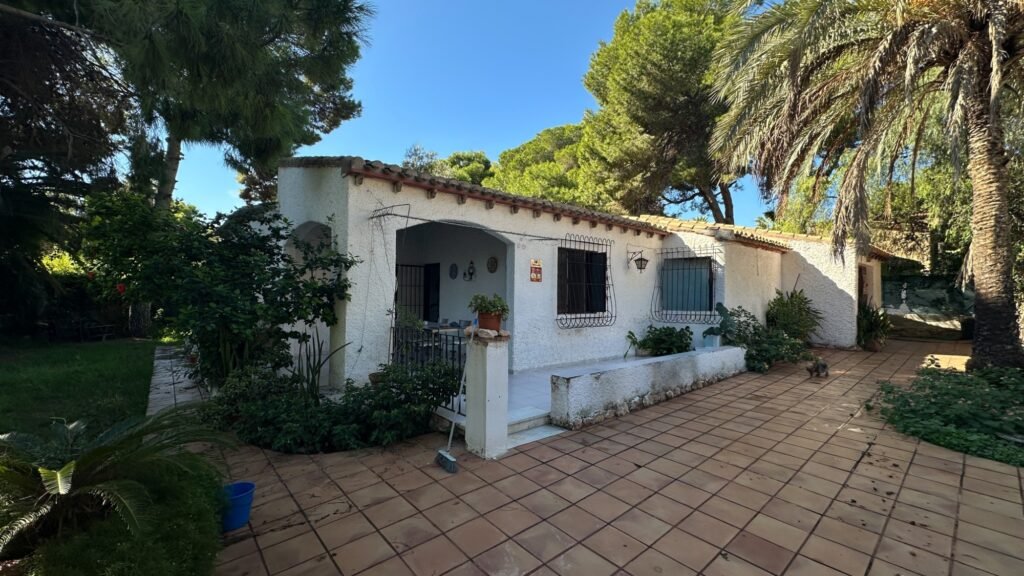 Mediterranean villa near the beach – Punta Prima