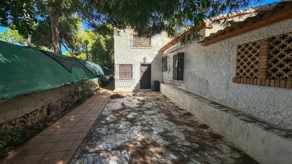 Mediterranean villa near the beach – Punta Prima