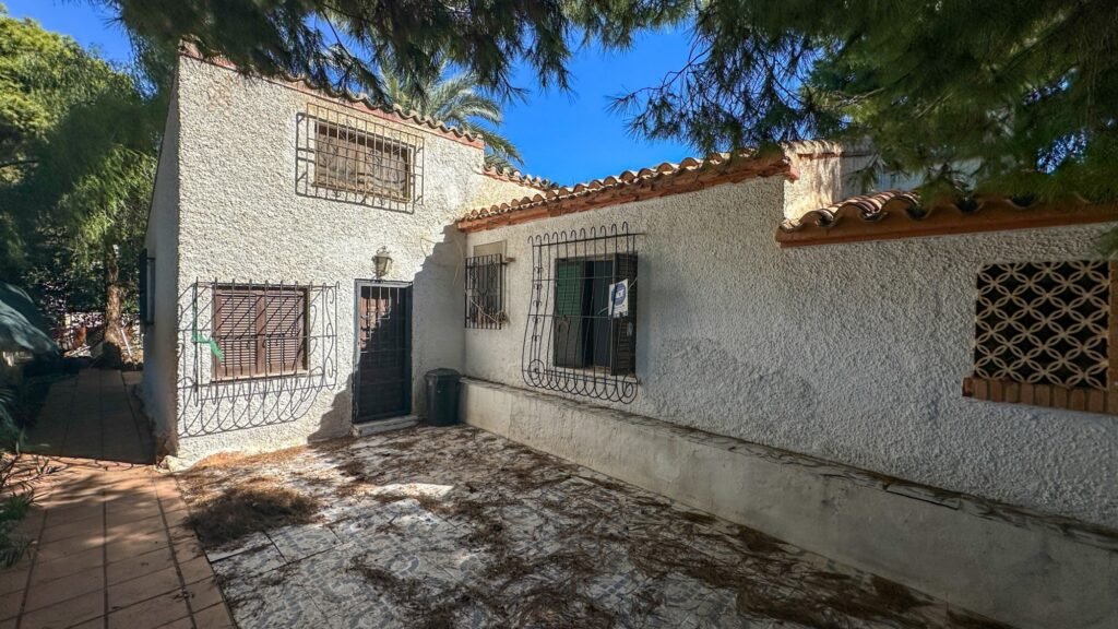 Mediterranean villa near the beach – Punta Prima