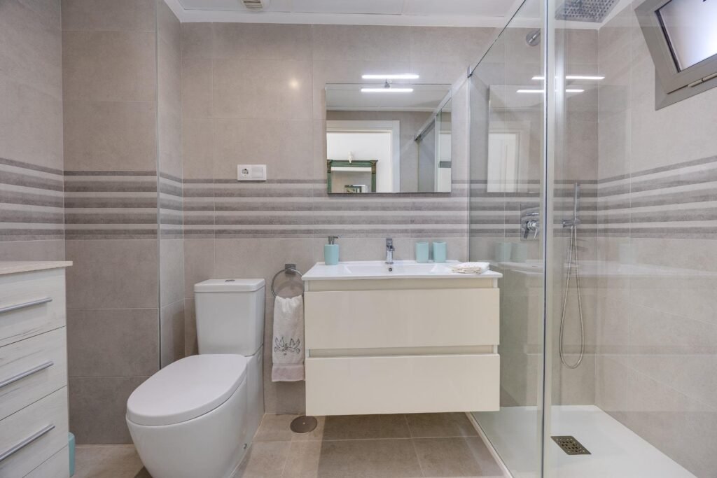 Lasitettu terassi ja allasalue Los Dolsesissa