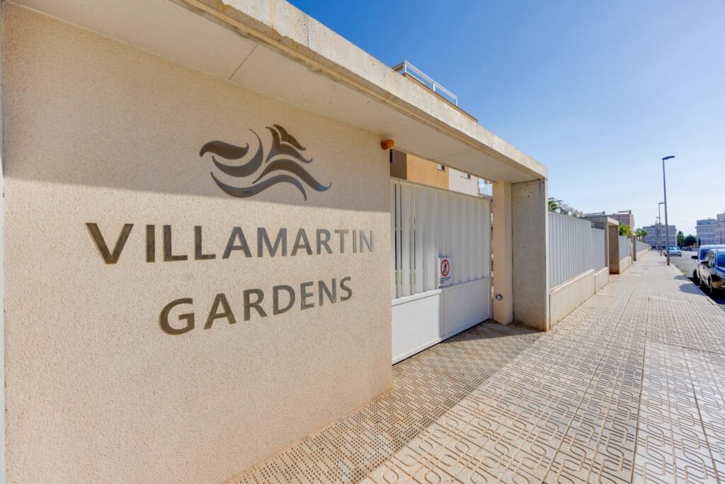 Lasitettu terassi ja allasalue Los Dolsesissa