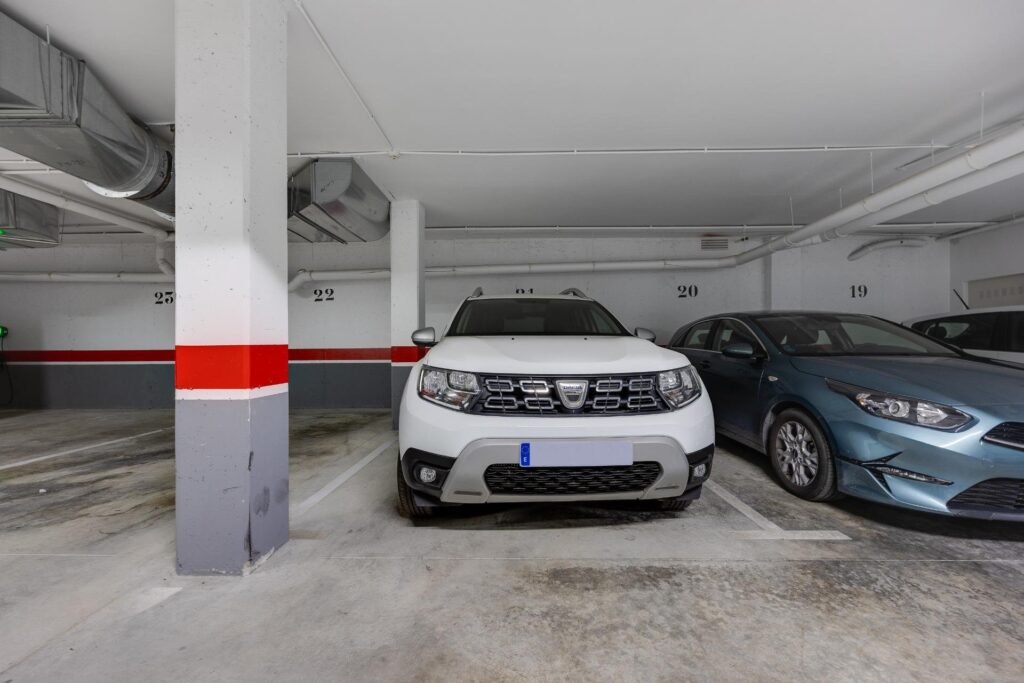 Lasitettu terassi ja allasalue Los Dolsesissa