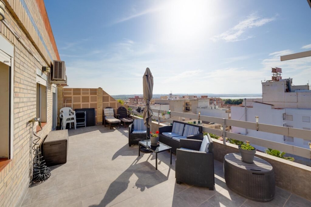 Kattohuoneisto ja tilava terassi Torreviejassa