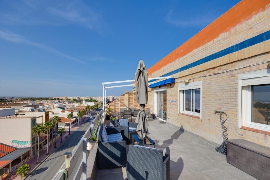 Kattohuoneisto ja tilava terassi Torreviejassa