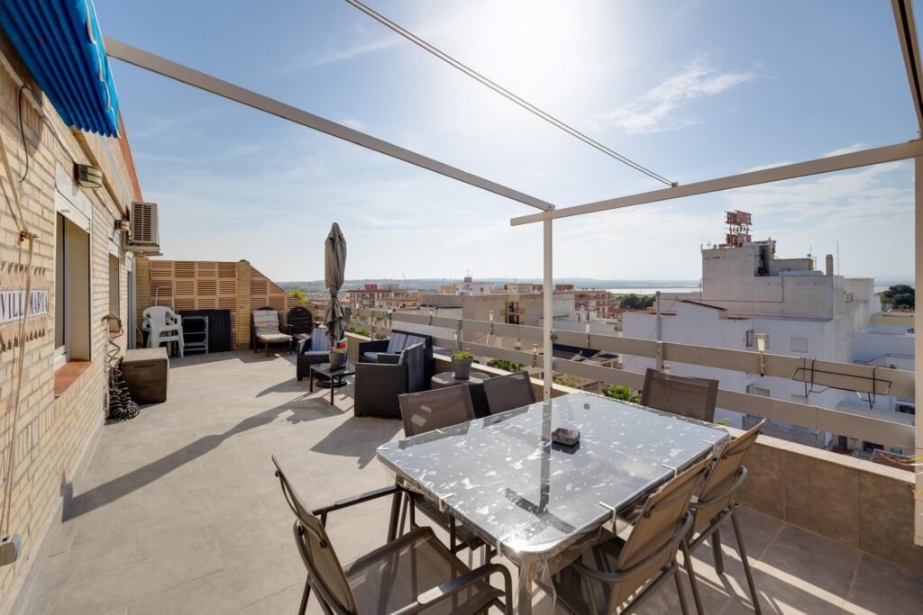 Kattohuoneisto ja tilava terassi Torreviejassa