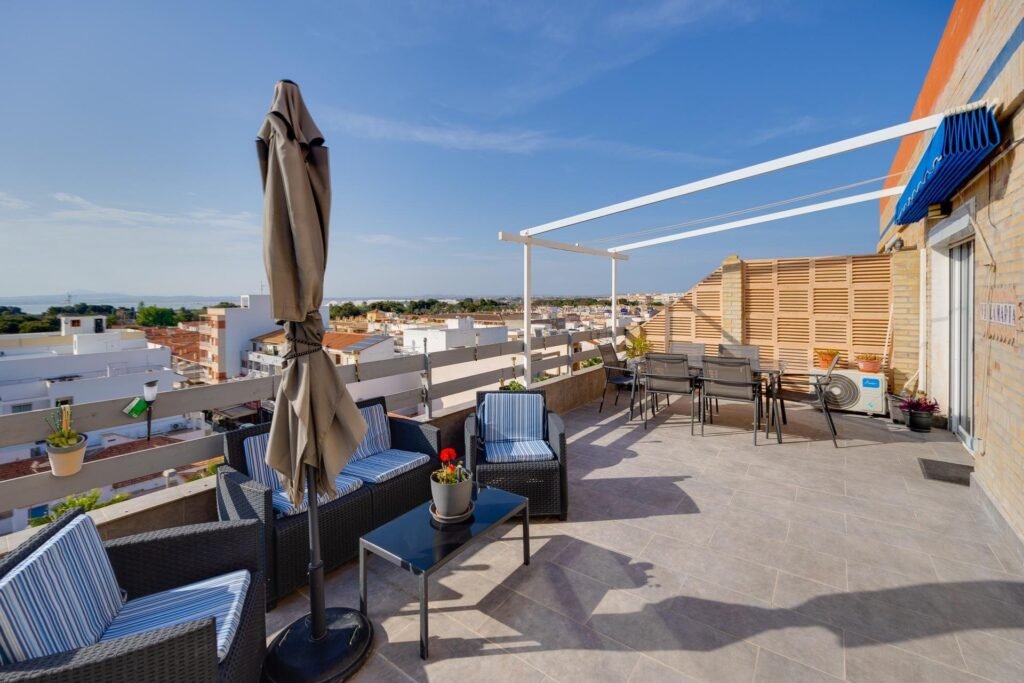 Kattohuoneisto ja tilava terassi Torreviejassa