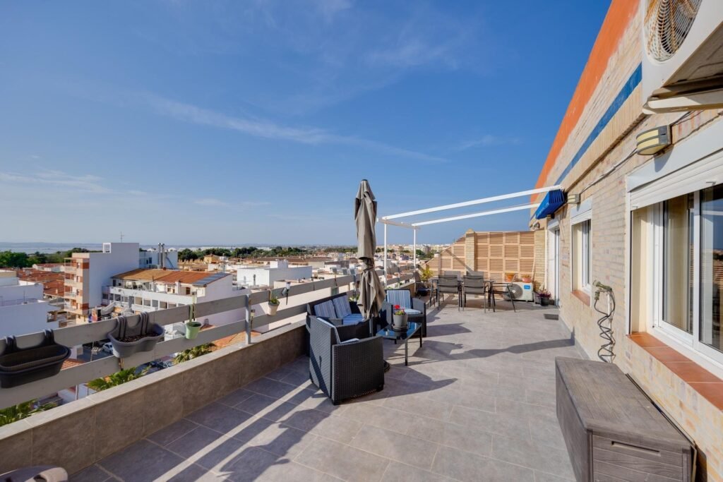 Kattohuoneisto ja tilava terassi Torreviejassa
