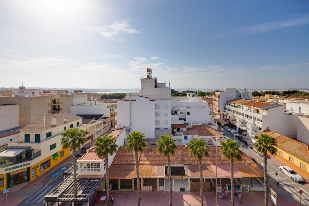 Kattohuoneisto ja tilava terassi Torreviejassa